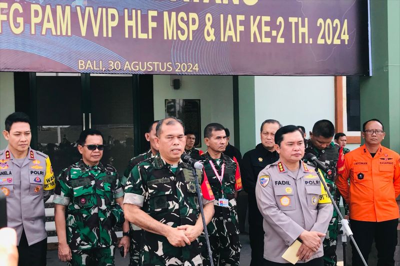 Pangkogabwilhan II Marsekal Madya M. Khairil Lubis didampingi Kabaharkam Polri Komisaris Jenderal Polisi Mohammad Fadil Imran usai menggelar Tactical Floor Game di GOR Yudomo, Denpasar, Bali, Jumat (30/8/2024). (ANTARA/Rolandus Nampu)