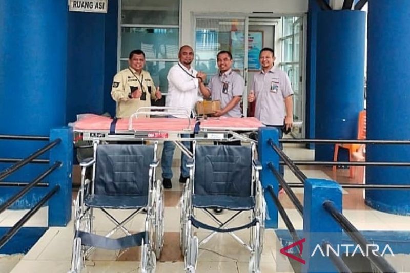 PT Timah Tbk menyerahkan kursi roda dan tandu ambulan kepada Pelabuhan Sri Tanjung Gelam Kabupaten Karimun Provinsi Kepulauan Riau (ANTARA/HO-Humas PT Timah Tbk)