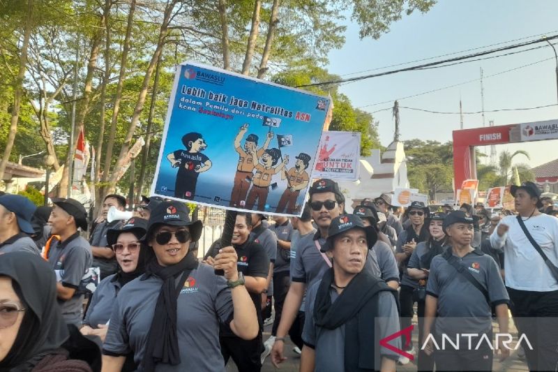 Ribuan pengawas di Banten jalan sehat dalam rangka semarak pengawasan menuju Pilkada serentak 2024, di Alun-alun Kota Serang, Banten, Sabtu (31/8/2024). (ANTARA/Desi Purnama Sari)