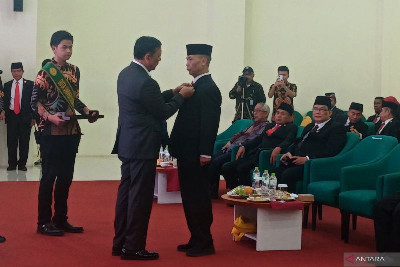Ketua Dewan Pertimbangan Presiden (Wantimpres) Jenderal TNI (Purn) Wiranto mengukuhkan Pengurus Ikatan Doktor Alumni Universitas Jakarta (IKADA UNJ) 2024 di Jakarta, Sabtu (31/8/2024). ANTARA/Tri Meilani Ameliya