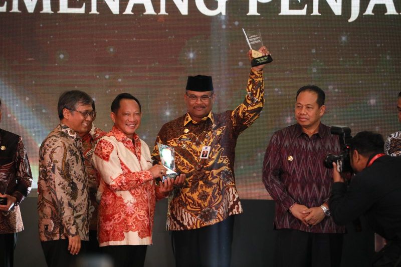 Menteri Dalam Negeri Tito Karnavian memberikan penghargaan kepada Pj Gubernur Aceh Safrizal. (ANTARA/HO-Kemendagri)