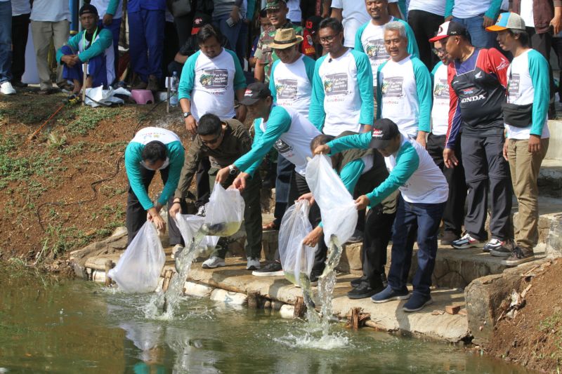 Pemerintah Kota Administrasi Jakarta Selatan mengajak masyarakat manfaatkan embung melalui kegiatan memancing, Jakarta, Sabtu (31/8/2024). ANTARA/HO-Kominfotik Jakarta Selatan