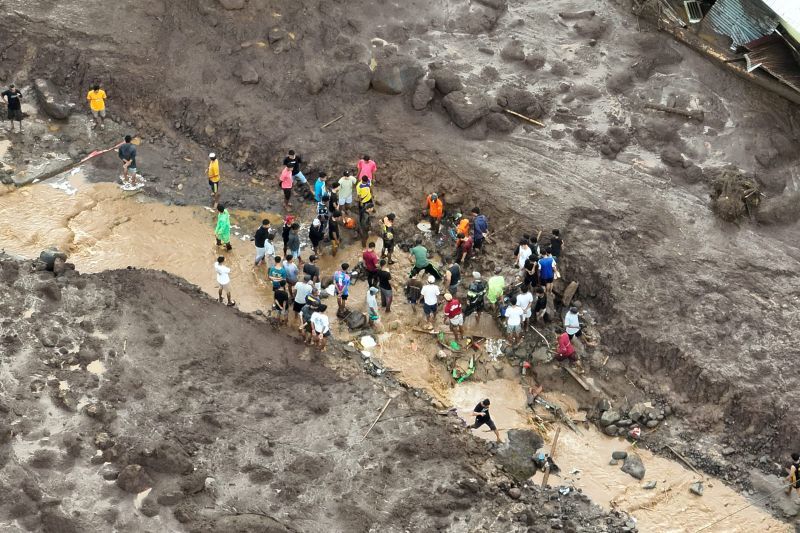 Tim Gabungan penanggulangan bencana Rua Ternate, melakukan normalisasi aliran Sungai Rua, untuk mengantisipasi terjadinya banjir akan merusak infrastruktur di kawasan itu, Sabtu (31/8/2024). ANTARA/Abdul Fatah