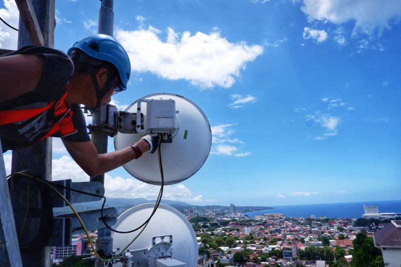 Arsip - Seorang teknisi sedang memasang BTS di menara. ANTARA/HO-XL Axiata