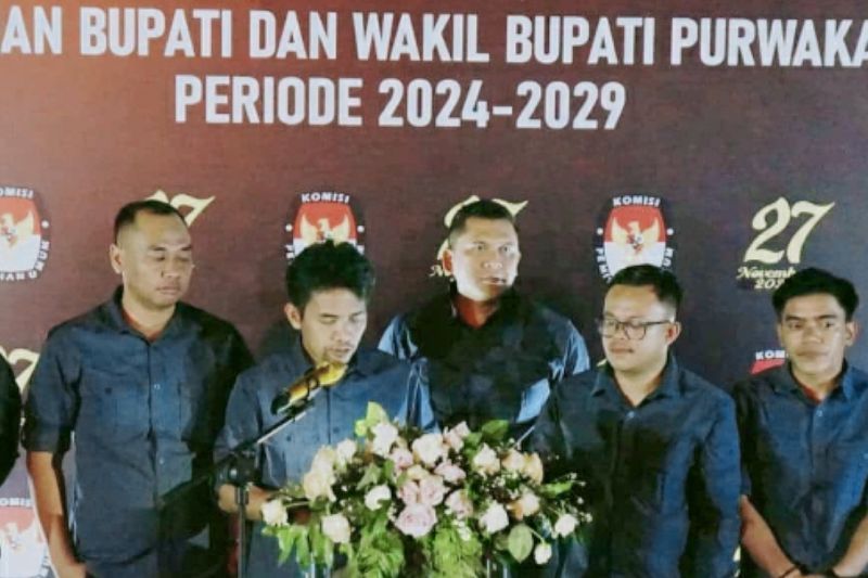 Komisioner KPU Purwakarta Oyang Este Binos (tengah). (ANTARA/HO-KPU Purwakarta)