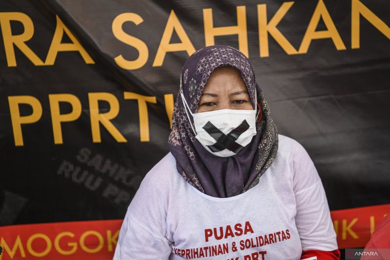 Pengunjuk rasa yang tergabung dalam Koalisi Sipil untuk UU PPRT menggelar aksi mogok makan untuk RUU PPRT di depan gedung DPR, Jakarta, Senin (14/8/2023). ANTARA FOTO/Galih Pradipta/rwa