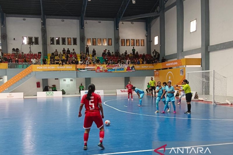 Tim futsal putri Sumut (biru) meraih kemenangan 2-1 atas Yogyakarta pada laga cabor futsal PON 2024 (ANTARA/Juraidi)