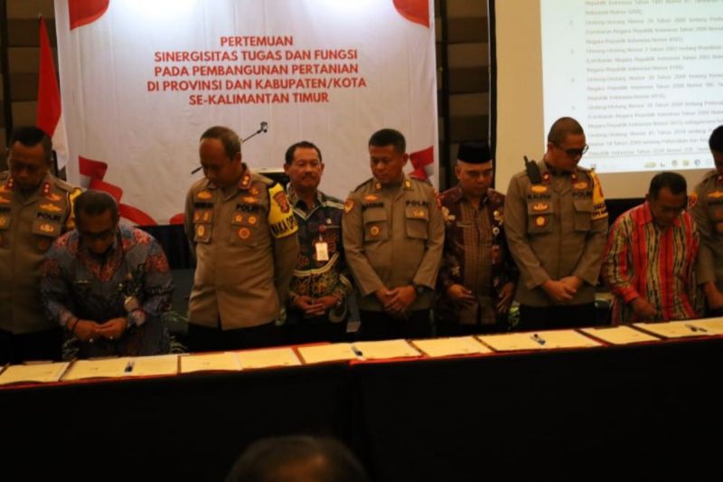 Asisten I Bidang Pemerintahan dan Kesejahteraan Rakyat Setkab Kukar Akhmad Taufik Hidayat (tiga dari kanan) saat penandatanganan kerja sama pengembangan pertanian dengan Polres setempat. (Antara/ HO Prokom Kukar)