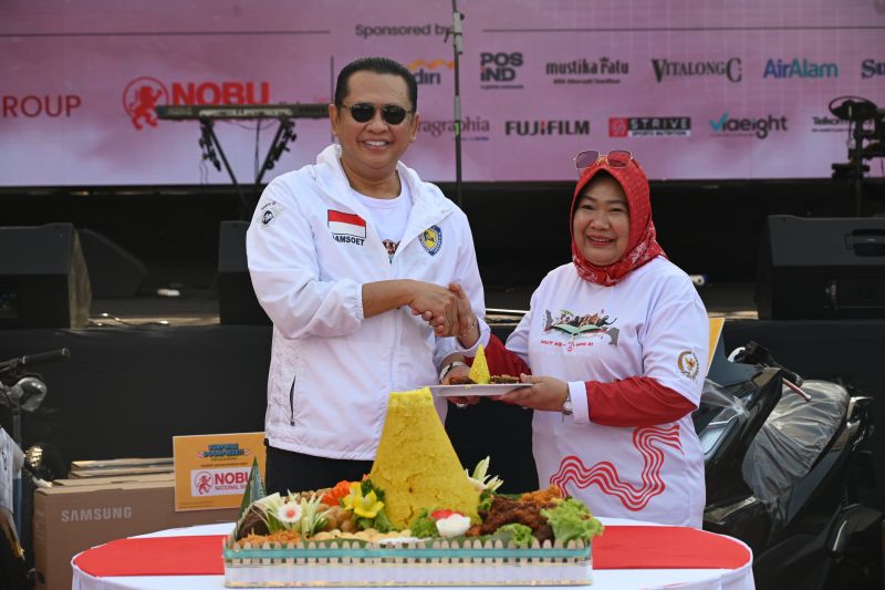 Ketua MPR RI Bambang Soesatyo hadiri Fun Walk 3K dan Fun Run 5K di kompleks Gedung MPR/DPR/DPD RI dalam rangka memperingati Hari Konstitusi dan HUT Ke-79 MPR RI. ANTARA/HO-MPR