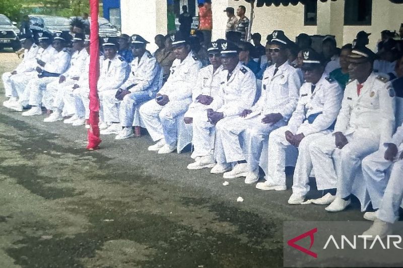 Para kepala kampung di Kabupaten Supiori, Papua mengikuti acara perayaan HUT Ke-79 RI. ANTARA/Muhsidin