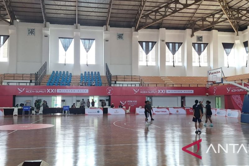 Salah satu tim bola basket 5x5 sedang menguji lapangan di Gor Harapan Bangsa, Banda Aceh (ANTARA/M Ifdhal)