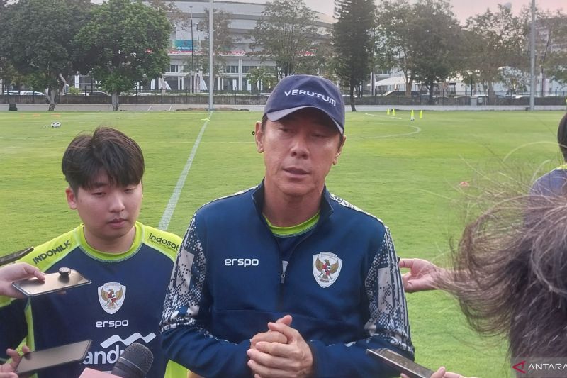 Pelatih Timnas Indonesia Shin Tae-yong memberikan keterangan kepada awak media saat mengawal latihan Timnas Indonesia di Lapangan ABC, Senayan, Jakarta, Sabtu (31/8/2024). Latihan tersebut merupakan yang terkahir sebelum Skuad Garuda bertolak ke Arab Saudi pada Minggu (1/9) untuk menjalani laga tandang putaran ketiga Kualifikasi Piala Dunia 2026. (ANTARA/Aloysius Lewokeda)