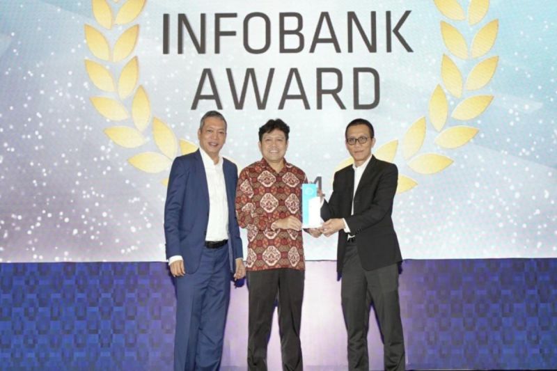 Pelaksana Tugas Direktur Utama Bank Kalteng Maslipansyah menerima Penghargaan Diamond Trophy dari Chairman Infobank Media Group Eko. B Supriyanto, Jakarta (29/8/2024). (ANTARA/HO-Bank Kalteng)