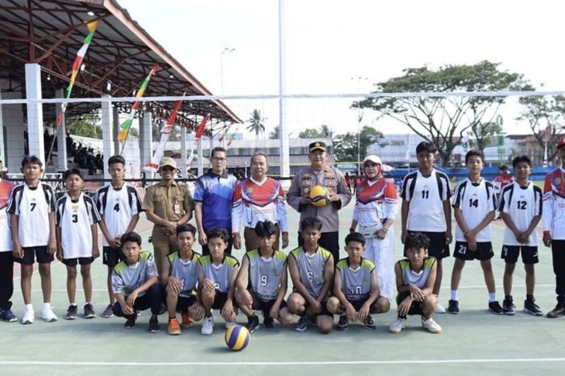 Penjabat (Pj) Bupati Tapin M Syarifuddin saat menghadiri pelaksanaan turnamen basket dan voli tingkat pelajar se-kabupaten di Rantau, Tapin, Kalimantan Selatan, beberapa waktu lalu. (ANTARA/HO-Pemkab Tapin)