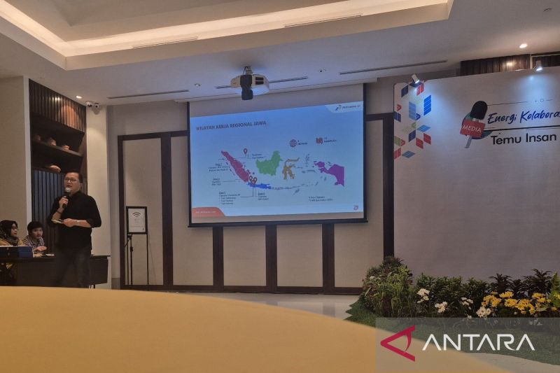 Senior Manager Relations Pertamina Subholding Upstream Regional Jawa Agus Suprijanto memaparkan aktivitas perusahaan saat kegiatan Temu Insan Media dan Migas Regional Jawa di Yogyakarta, Sabtu. (ANTARA/Pradita Kurniawan Syah).