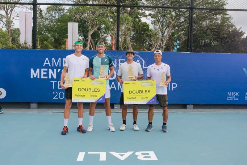 Ganda asal Belgia asal Belanda Tibo Colson/Thijmen loof (kiri) merayakan kemenangan berpose dengan trofi Amman Mineral Men's World Tennis Championship 2024 seri pertama setelah mengalahkan Shintaro Imai/Moerani Bouzige (kanan) dalam babak final ITF M15 Bali itu di lapangan Bali National Tennis Center, kawasan wisata ITDC Nusa Dua, Bali, Sabtu (31/8/2024). ANTARA/HO.