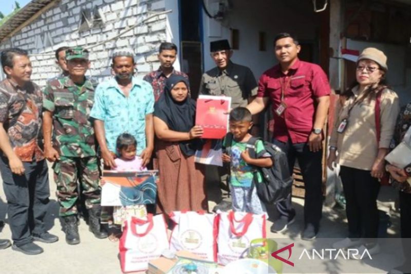 Pj Bupati Bangkalan Arief M Edie mengunjungi rumah bocah Yazid Al-Butami alias Tomy yang menjadi pemulung. (ANTARA/HO-Pemkab Bangkalan)