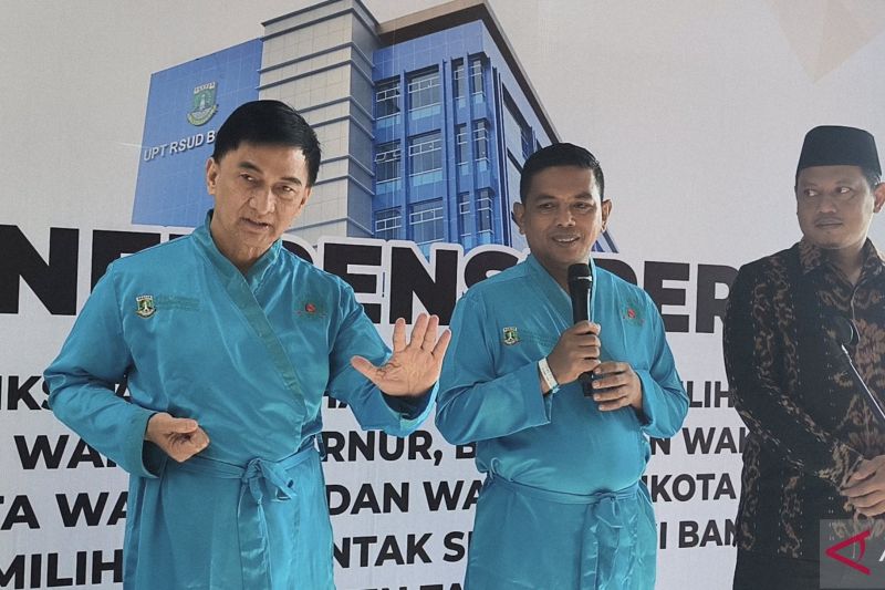 Bakal pasangan calon gubernur dan wakil gubernur Banten Andra Soni-Dimyati Natakusumah mengikuti pemeriksaan kesehatan guna persyaratan Pilkada di RSUD Banten, Serang, Minggu (1/9/2024). ANTARA/Devi Nindy