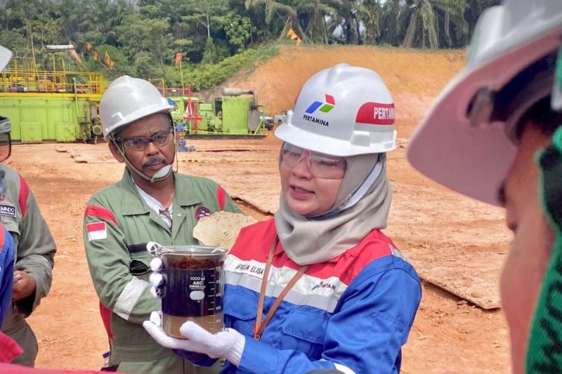 Ilustrasi - Afrilia Elisa, Sr Petroleum Engineer PHR, Kepala Proyek VENUS, tengah menunjukkan bejana berisi fluida lapisan minyak hasil dari sumur evaluasi menggunakan VENUS. ANTARA/HO-Humas PHR.