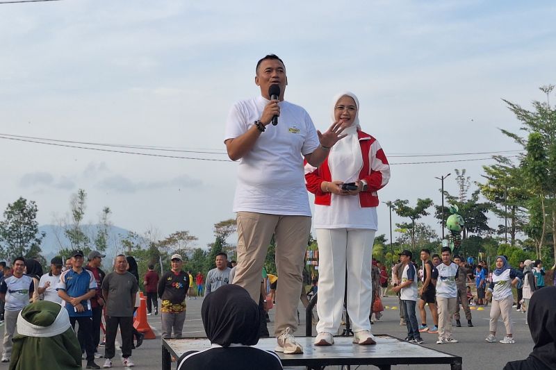 Penjabat Wali Kota Pangkalpinang Budi Utama saat meluncurkan friday car free di Taman Dealova Pangkalpinang, Minggu. (ANTARA/Mega/Aprionis)