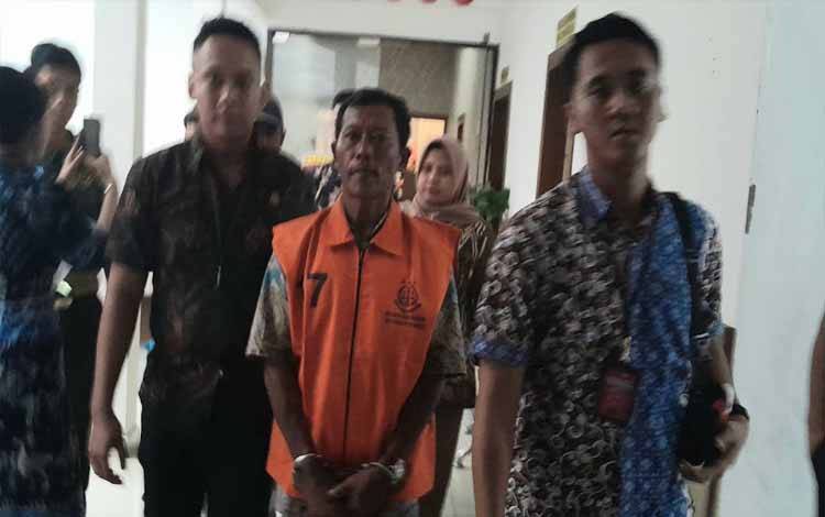 Tersangka korupsi Bumdes Desa Pandu Sanjaya berinisial DS (54) saat diamankan di Kejari Kobar. (Foto: DANANG).