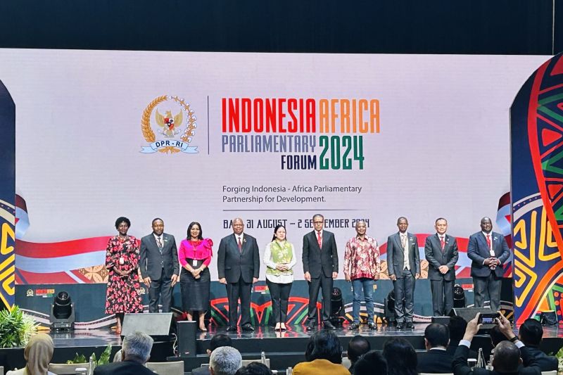 Ketua DRP RI Puan Maharani (kelima dari kiri) bersama delegasi dari Afrika pada sesi pembukaan Indonesia-Africa Parliamentary Forum (IAPF) 2024 di kawasan Nusa Dua, Bali, Minggu (1/9/2024). ANTARA/Kuntum Riswan.