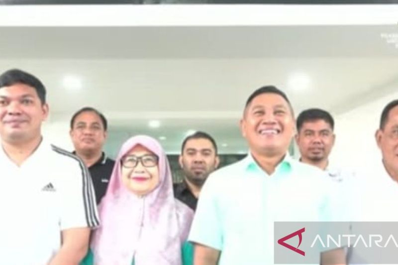 Dua bakal pasangan calon Bupati dan Wakil Bupati Bima, Muhammad Putera Feriyandi-Rosiati, dan Ady Mahyudin-Irfan didampingi Direktur RSUD Provinsi NTB, dr Lalu Herman Mahaputra foto bersama sebelum mengikuti serangkaian pemeriksaan kesehatan di RSUD Provinsi NTB di Mataram, Minggu (1/9/2024). ANTARA/Nur Imansyah,