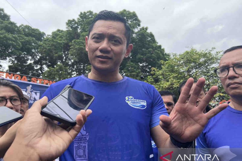 Menteri Agraria dan Tata Ruang (ATR)/Kepala Badan Pertanahan Nasional (BPN) Agus Harimurti Yudhoyono menjawab pertanyaan awak media di sela menghadiri Fun Run Kapti-Agraria, di Yogyakarta, Minggu (1/9/2024). ANTARA/Harianto