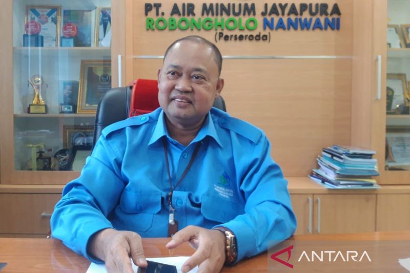 Direktur Utama PT Air Minum Jayapura Robongholo Nanwani Entis Sutisna (ANTARA/Ardiles Leloltery)
