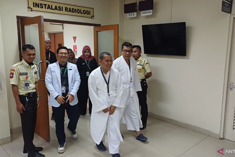Salah satu paslon Bupati dan Wakil Bupati Anambas bersiap-siap menjalani tes kesehatan di RSUD Raja Ahmad Tabib (RAT), Kepulauan Riau (Kepri), Minggu (1/9/2024). (ANTARA/Ogen)