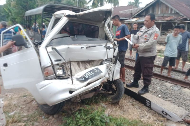 Angkutan pedesaan (angdes) yang tertabrak kereta api pengangkut minyak diperlintasan tanpa palang pintu di Desa Lubuk Bingin, Kecamatan Sindang Beliti Ilir, Kabupaten Rejang Lebong, Bengkulu. (ANTARA/HO-Polres Rejang Lebong)