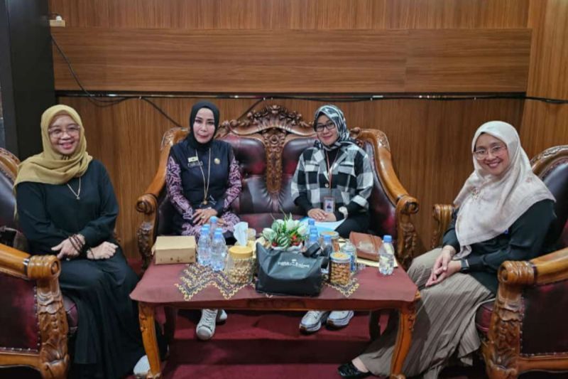 Penjabat Sekda Kota Banjarbaru Nurliani (dua dari kiri) menerima kunjungan kerja dan silaturahmi Kepala Bank Kalsel Cabang Kota Banjarbaru Khairunnisa (dua dari kanan), di ruang kerja Pj Sekda pada Jumat (30/8/2024). ANTARA/HO-Prokopim Pemkot Banjarbaru