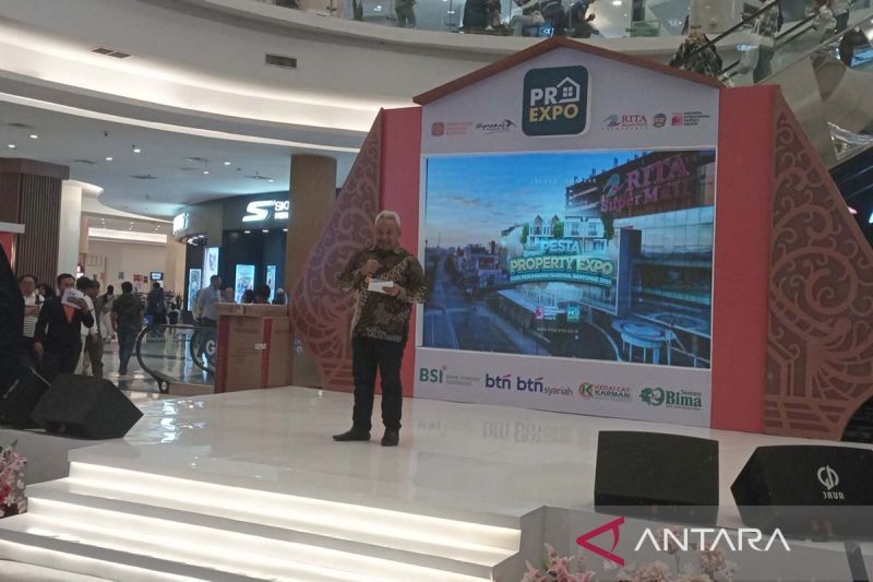 Asisten Perekonomian dan Pembangunan Sekretaris Daerah Banyumas Junaidi memberi sambutan dalam pembukaan Pesta Property Ekspo Hari Perumahan Nasional Banyumas 2024 di Purwokerto, Kabupaten Banyumas,Jawa Tengah, Minggu (1/9/2024) sore. ANTARA/Sumarwoto