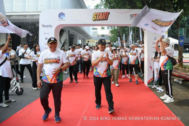 Direktur Jenderal Penyelenggaraan Pos dan Informatika Kementerian Komunikasi dan Informatika Wayan Toni Supriyanto (kiri) dalam acara pembukaan Fun Walk 2024 di Lapangan Anantakupa Kementerian Kominfo, Jakarta Pusat, Minggu (1/9/2024). (ANTARA/HO-Kemenkominfo)