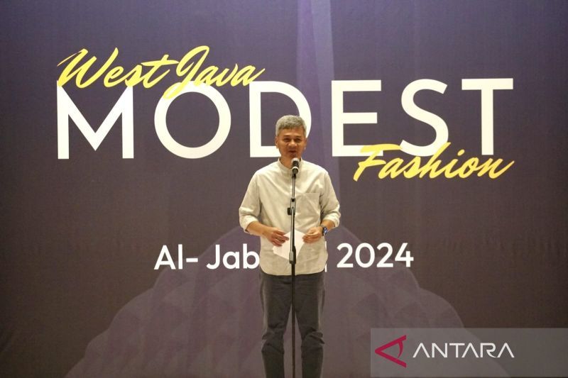 Kepala Dinas Koperasi dan Usaha Kecil (Diskuk) Provinsi Jawa Barat Rachmat Taufik Garsadi memberikan keterangan dalam West Java Modest Fashion (2024) di Masjid Raya Al Jabbar Bandung. (ANTARA/Ricky Prayoga)