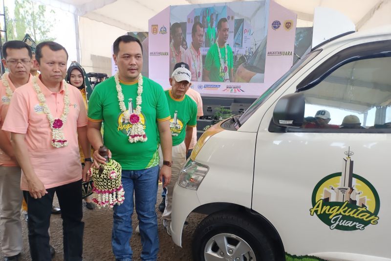 Wali Kota Banjarbaru Muhammad Aditya Mufti Ariffin memecahkan kendi ke ban mobil armada feeder menandai diluncurkan angkutan massal gratis di Banjarbaru pada peluncuran di Lapangan Dr Murdjani Banjarbaru, Ahad (1/9/2024). (ANTARA/Yose Rizal)