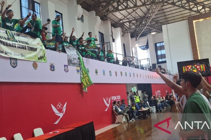 Tim bola basket putra 5x5 Jawa Timur menyanyikan lagi Padamu Negeri seusai mengalahkan Bali di di GOR Harapan Bangsa, Banda Aceh, Minggu. ANTARA/M Ifdhal.