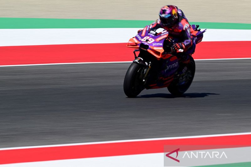 Pembalap Ducati Spanyol Jorge Martin melaju pada sesi kualifikasi untuk merebut pole position balapan MotoGP Italia di Mugello, Italia (1/6/2024). ANTARA/AFP/Marco Bertorello/aa.