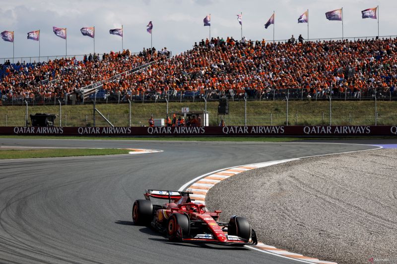 Pembalap Ferrari Charles Leclerc saat sesi kualifikasi F1 GP Belanda di Sirkuit Zandvoort, 24 Agustus 2024. (AFP/SIMON WOHLFAHRT)