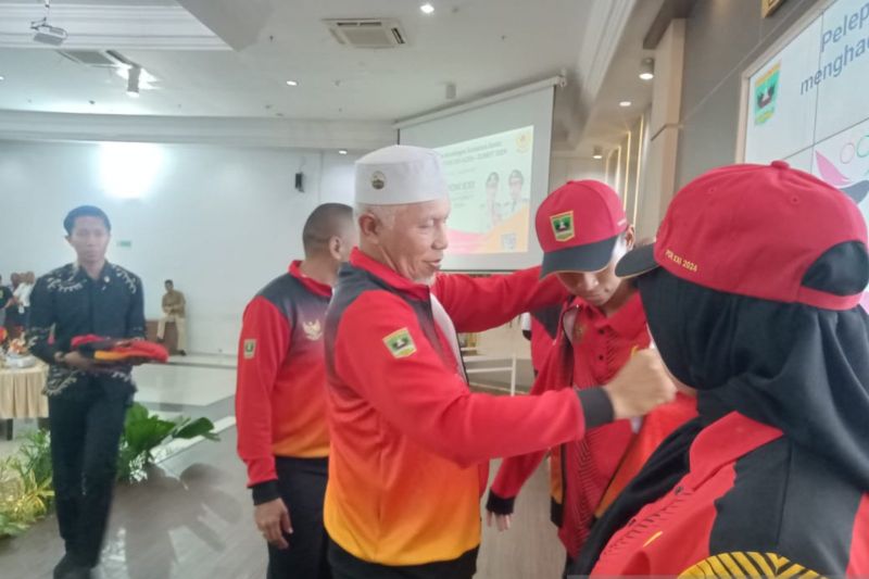 Gubernur Sumbar Mahyeldi saat melepas kontingen PON XXI. (ANTARA/HO-KONI Sumbar)