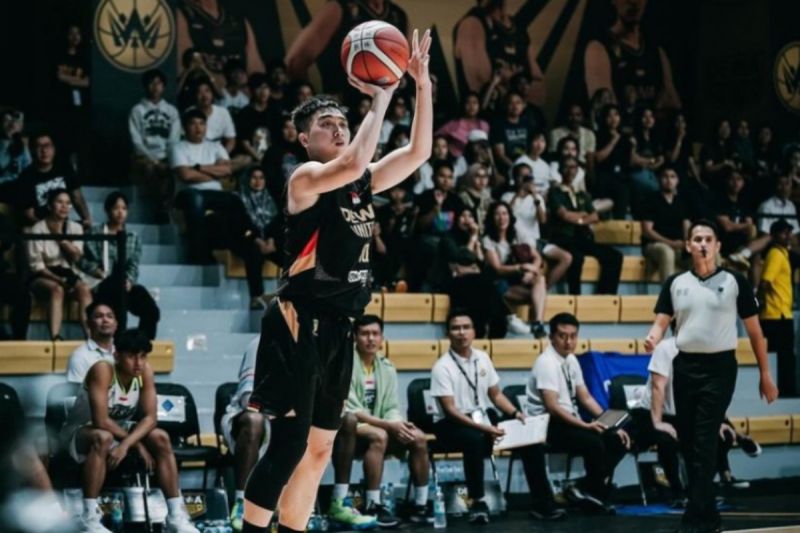 Pebasket Darryl Winata saat masih memperkuat Dewa United Banten dalam salah satu pertandingan Indonesian Basketball League (IBL) 2024. ANTARA/HO-IBL
