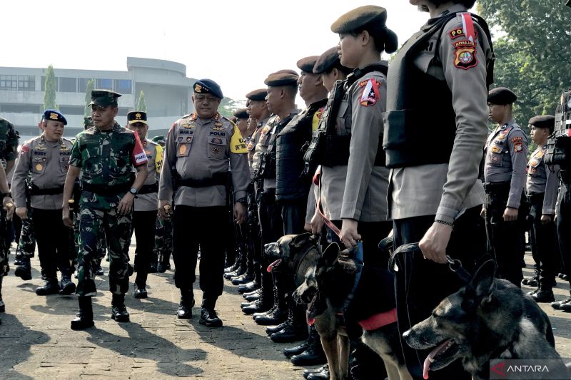 Panglima Komando Gabungan Wilayah Pertahanan (Pangkogabwilhan) I Laksamana Madya TNI Agus Hariadi (dua kiri) dan Komandan Korps Brigade Mobile Polri Komjen Pol. Imam Widodo (empat kiri) memeriksa pasukan pengamanan gabungan TNI-Polri untuk kunjungan Paus Fransiskus dan Indonesia International Sustainability Forum (ISF) saat apel gelar pasukan di Mabes TNI, Jakarta, Senin (2/9/2024). ANTARA/Genta Tenri Mawangi.