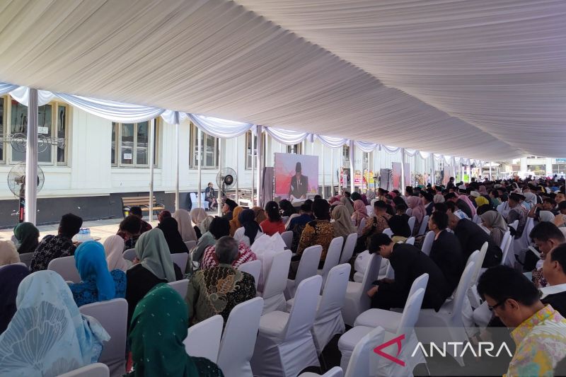 Keluarga dan undangan mengikuti prosesi pelantikan Anggota DPRD Provinsi Jawa Barat 2024-2029 di kawasan Gedung Merdeka Bandung, Senin (2/9/2024). (ANTARA/Ricky Prayoga)
