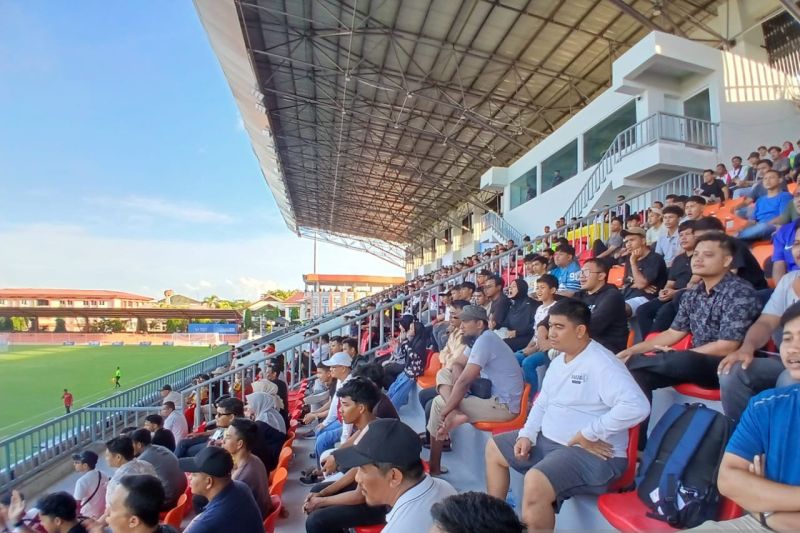 Masyarakat Aceh saat menyaksikan pertandingan cabang sepak bola putra PON antara tim Papua Barat vs Sulawesi Tengah, di Stadion H Dimurthala Banda Aceh, Minggu (1/9/2024) (ANTARA/Rahmat Fajri)