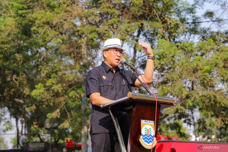 Penjabat (Pj) Wali Kota Cimahi Dicky Saromi saat memberikan keterangan di Kota Cimahi, Jawa Barat, Senin (2/9/2024). ANTARA/Rubby Jovan