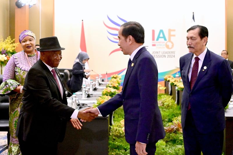 Presiden RI Joko Widodo (Jokowi) didampingi Menko Marves Luhut Binsar Pandjaitan melakukan pertemuan bilateral dengan Presiden Liberia Joseph Nyuma Boakai di sela-sela rangkaian acara High-Level Forum on Multi-Stakeholder Partnerships (HLF MSP) dan Indonesia-Africa Forum (IAF) Ke-2 di Nusa Dua, Badung, Bali, Senin (2/9/2024). ANTARA/HO-Muchlis Jr-Biro Pers Sekretariat Presiden