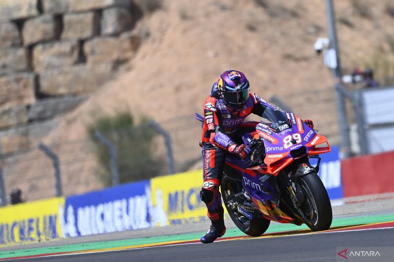 Pembalap Ducati Spanyol peringkat kedua Jorge Martin berkendara di akhir Grand Prix MotoGP Aragon di sirkuit Motorland di Alcaniz, timur laut Spanyol, pada Minggu (1/9/2024). (ANTARA/AFP/Jose Jordan)