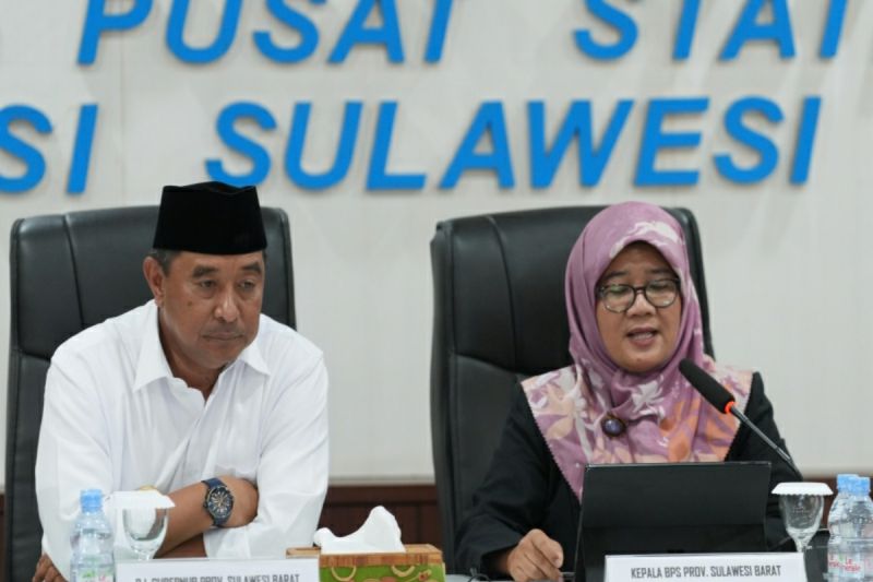 Penjabat Gubernur Sulbar Bahtiar Baharuddin (kiri) bersama Kepala BPS Sulbar Tina Wahyufitri (kanan) pada rilis angka kemiskinan ekstrem di Provinsi Sulbar, Senin (2/9/2024). ANTARA/HO/Diskominfo Sulbar.