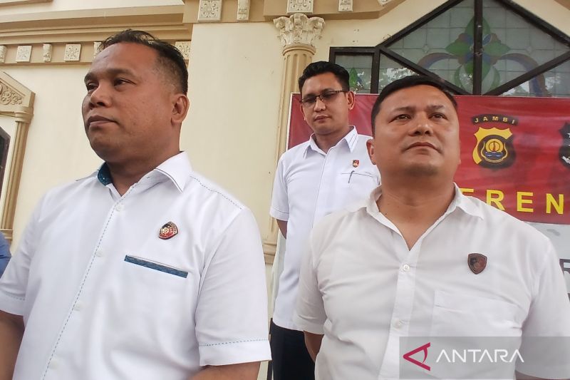 Wadirkrimsus Polda Jambi AKBP Taufik Nurmandia (kiri) didampingi Kasubdit V Cyber Crime Ditreskrimsus Polda Jambi AKBP Reza Khoimeni memberikan keterangan pers, Senin (2/9/2024). ANTARA/Tuyani.