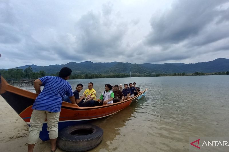 Ilustrasi, Wisatawan berwisata di objek wisata Danau Wisata Pading Banka Tengah (ANTARA/Aprionis)